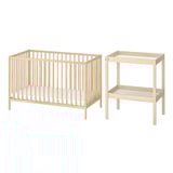 Ikea SNIGLAR Babybett und Wickeltuch aus hellem Holz mit Matratze.