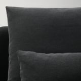 Dunkelgraues, modernes Sofa mit weichen Kissen, das sich durch schlankes Design und hochwertige Stoffe auszeichnet.