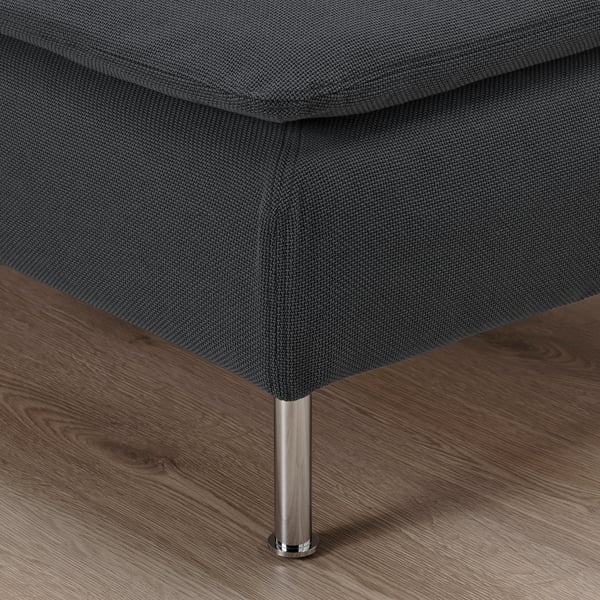 Dunkelgraues Stoffsofa mit Metallbeinen. Niedriges Profil, tiefer Sitz für Komfort. Klare Linien, robuste Verarbeitungsqualität.