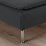 Dunkelgraues Stoffsofa mit Metallbeinen. Niedriges Profil, tiefer Sitz für Komfort. Klare Linien, robuste Verarbeitungsqualität.
