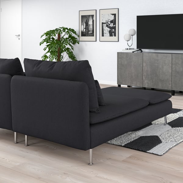 Modernes Wohnzimmer mit grauem SÖDERHAMN-Sofa, Pflanze, TV und Kunst.