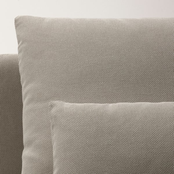 Nahaufnahme eines modernen, strukturierten grauen Sofas. Hochwertiger Stoff, klare Linien und stützende Kissen.