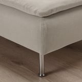 Modernes Sofa mit schlanken, schlanken Metallbeinen und einem weichen, hellgrauen Stoffbezug. Gepolsterte Eck- und Rückenkissen für mehr Komfort.