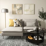 Modernes Wohnzimmer: graues SÖDERHAMN-Sektionssofa, minimalistischer Couchtisch, Stehlampe und abstrakte Kunst.