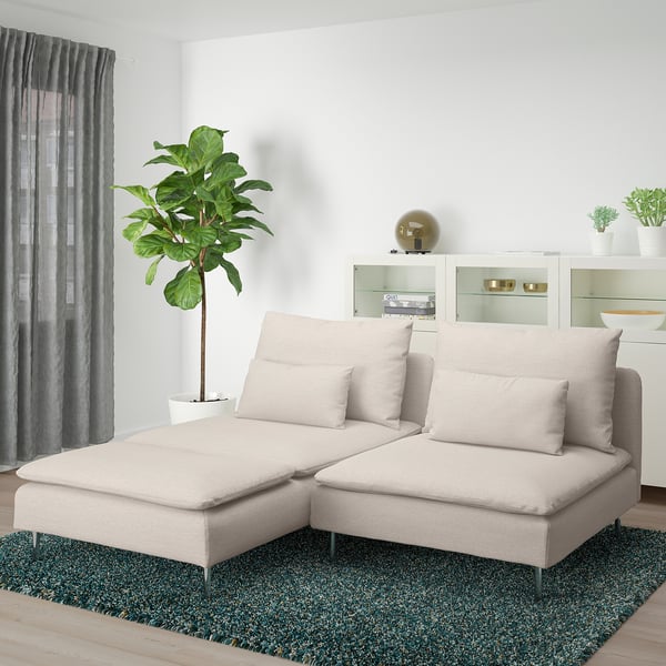 Beige SÖDERHAMN Sektionssofa mit Kissen, Metallbeinen, Pflanze und Teppich in gemütlichem Raum.