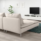 SÖDERHAMN Chaise in Hellgrau neben Fernseher, Pflanze. Kompakt und bequem in hellem Raum.