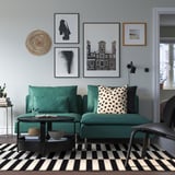 Modernes Wohnzimmer mit blaugrünem SÖDERHAMN-Sofa auf kariertem Teppich, Kissen, Kunst oben, Beistelltisch mit Buch und Korb.