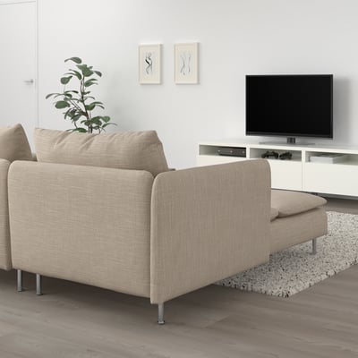 Modernes beiges Sofa mit Chaiselongue, weißer Wand, TV-Einheit, Pflanze.