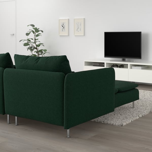 Modernes Wohnzimmer mit dunkelgrünem SÖDERHAMN-Sofa, TV, Pflanze und minimalistischer Kunst.
