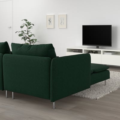 Modernes Wohnzimmer mit dunkelgrünem SÖDERHAMN-Sofa, TV, Pflanze und minimalistischer Kunst.