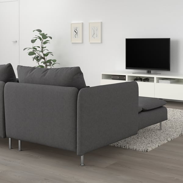 Ein modernes graues SÖDERHAMN Sofa mit Chaiselongue in einem minimalistischen Wohnzimmer.