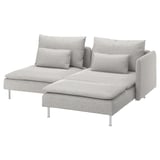 Ein hellgraues SÖDERHAMN-Sektionssofa mit Chaiselongue, modernem Design und schlanken Metallbeinen.