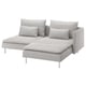 Ein hellgraues SÖDERHAMN-Sektionssofa mit Chaiselongue, modernem Design und schlanken Metallbeinen.