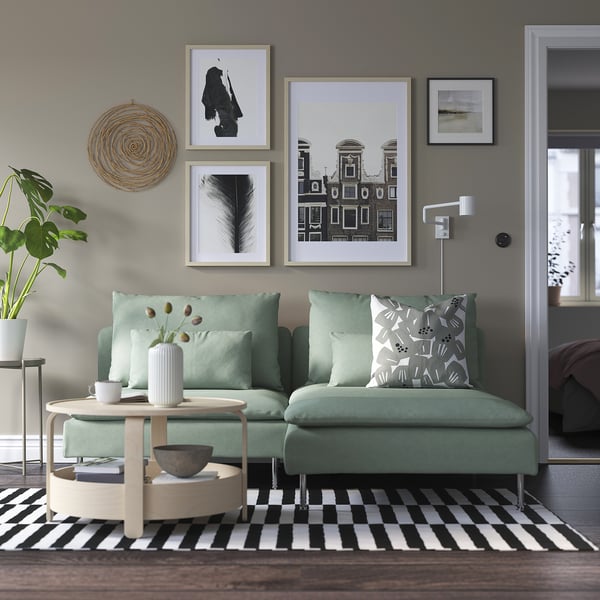 Gemütliches Wohnzimmer mit SÖDERHAMN Sofa, Couchtisch und Dekor.