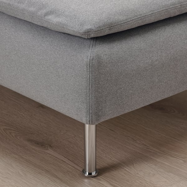 Graues Sofa mit Metallbeinen.