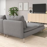 Graues SÖDERHAMN-Sofa im modernen Wohnzimmer mit TV-Konsole, Pflanze und bunter Teppich.