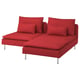 Leuchtend rotes, modernes L-förmiges Sofa mit Kissen, schlanken Metallbeinen und tiefen Sitzen, perfekt zum gemütlichen Faulenzen.