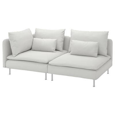Ausgestellt ist ein hellgraues SÖDERHAMN-Sektionssofa mit tiefen Sitzen, das aus Polyester und Polyurethanschaum für mehr Komfort besteht und sich durch ein modernes, klares Design auszeichnet.