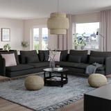 Modernes Wohnzimmer mit SÖDERHAMN-Sektion, Couchtisch, Hockern, Pflanzen, Stadtblick.