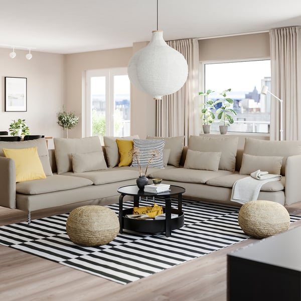 SÖDERHAMN Sofa: modern, neutrale Töne, geräumig, mit großzügigen Kissen. Ergänzt große Fenster, die den Raum erhellen, mit einem gemütlichen, einladenden Design.
