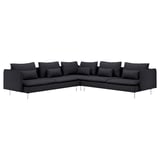 Ein dunkelgraues SÖDERHAMN Ecksofa mit schlanken Beinen und zahlreichen Kissen, das ein modernes, gemütliches Design bietet.