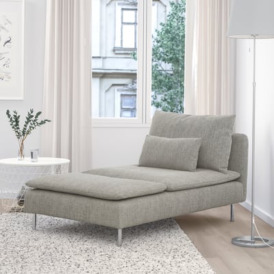 SÖDERHAMN Chaiselongue, grau, kuscheliger Stoff, niedrig, lang, am Fenster, heller Boden.