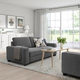 Modernes skandinavisches Wohnzimmer: graues SÖRVALLEN-Sofa, Couchtisch, großes Fenster.