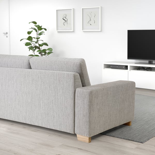 Modernes Wohnzimmer mit hellgrauer SÖRVALLEN-Couch, minimalistischer Einrichtung und TV.