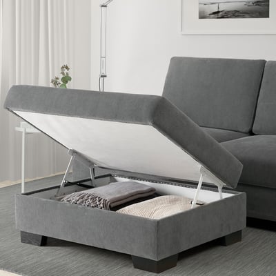 Alltägliche Wohnzimmereinrichtung mit grauem SÖRVALLEN-Sofa mit offenem Fußhocker und freizügigen Decken.