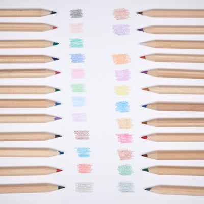 Ein Set von 12 SOLFÅGEL Buntstiften, die in einer Reihe angeordnet sind, in verschiedenen Farben, mit natürlicher Holzoberfläche und runder Form, ideal für detaillierte Kunst.