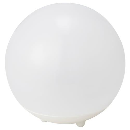 Eine weiße SOLVINDEN Solarlampe mit runder Form und Kunststoffen. Er steht auf einer kleinen Bauchbasis und hat einen Polycarbonat-Schirm.