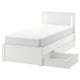 Ein weißes Bett SONGESAND mit einem einfachen, klaren Design. Es ist ein Kopfteil, hohe Beine und Schubladen unter dem Bett für Praktikabilität.