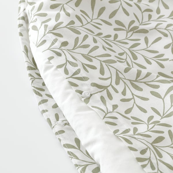 Bettbezug mit Blattmuster und Druckknopfverschluss aus recyceltem Polyester und Baumwolle, der Atmungsaktivität und Feuchtigkeitsaufnahme bietet.