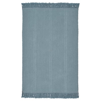 Ein hellblauer rechteckiger Baumwollteppich mit Fransen an beiden Enden, ideal für verschiedene Böden.
