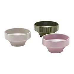 Drei bunte Keramikschalen ausgestellt; Ein Beige, ein Olivgrün, ein Hellviolett mit einzigartigem, nach außen ausgestelltem Design.