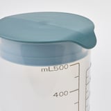 Der durchsichtige Kunststoff-Messbecher mit blauem Deckel, gekennzeichnet mit ml 500 und 400, zeigt Qualität in seinem langlebigen, auslaufsicheren Design.