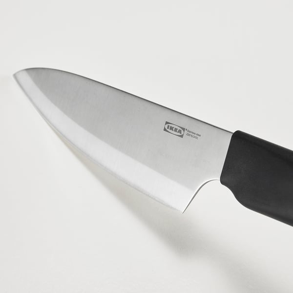 Nahaufnahme eines hochwertigen Ikea-Messers, polierte Edelstahlklinge, schwarzer Griff.