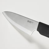 Nahaufnahme eines hochwertigen Ikea-Messers, polierte Edelstahlklinge, schwarzer Griff.