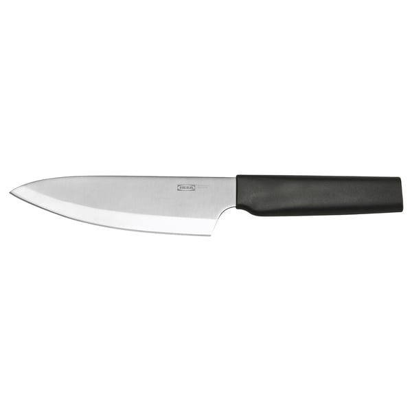 Ein Ikea-Kochmesser aus Edelstahl mit schwarzem Griff namens STJÄRNSTÖR. Es hat eine scharfe, langlebige Klinge, die sich ideal zum Schneiden verschiedener Lebensmittel eignet.