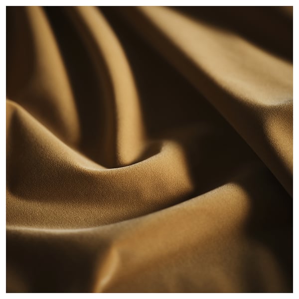 Nahaufnahme aus weichem, goldenem Samt. Luxuriöser, strukturierter Stoff mit tiefem Flor und dezentem Glanz.