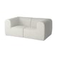 Das moderne Stockholmer Sofa, hellgrau, mit einem weichen, strukturierten Bezug, mit einem geometrischen, eckigen Design.
