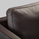 Schwarzes Ledersofa mit sichtbaren Nähten, das sich durch hochwertige Verarbeitung und langlebiges, vollnarbiges Leder auszeichnet.