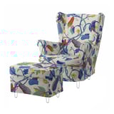 Heller, gemusterter Sessel und Hocker mit Blumen- und Blattmotiven in Blau, Orange und Gelb auf weißem Stoff, recyceltem Polyester und Baumwolle.