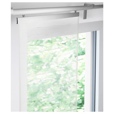 Weißer Vorhang mit grünem Blattmuster, der auf einer Schiene montiert ist und für Schichtfensterlösungen geeignet ist.