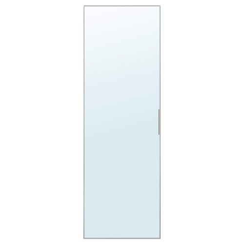 Zeigt eine STRAUMEN-Spiegeltür in Weiß mit einem schlanken, rechteckigen Design mit Aluminiumrahmen und reflektierendem Glas.