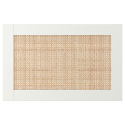 Eine beigefarbene, geflochtene Schubladenfront aus Holz, rechteckige Form.