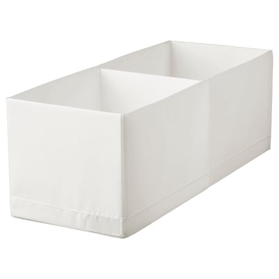 Eine weiße STUK-Aufbewahrungsbox, rechteckig und aus recyceltem Polyestergewebe. Es hat ein schlichtes, schlichtes Design mit gefalteten Kanten.