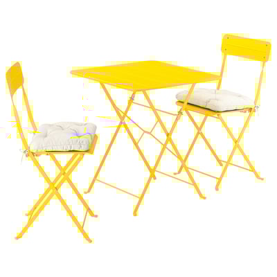 Leuchtend gelbe, faltbare Terrassengarnitur mit Tisch und zwei Stühlen mit weißen Kissen, ideal für kleine Räume.