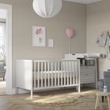 Gemütliches Kinderzimmer mit SUNDVIK Kinderbett, Wickeltisch und Dekoration.