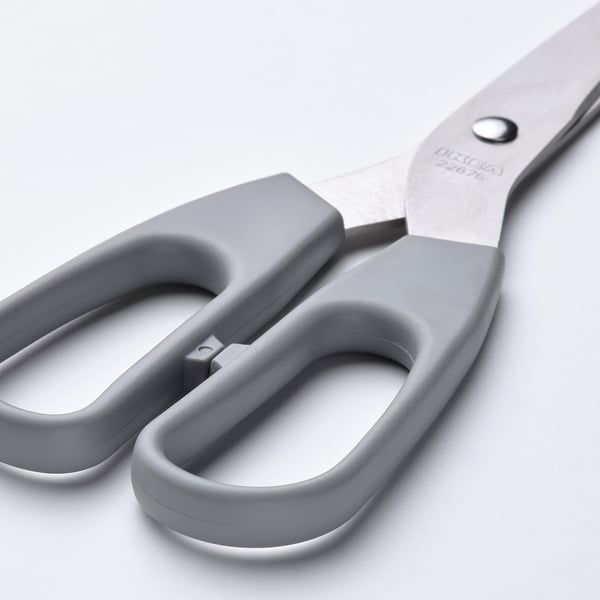 Schere mit grauen Kunststoffgriffen und Klingen aus rostfreiem Stahl, die sowohl für Rechts- als auch für Linkshänder geeignet sind. Hochwertiges Multitool für verschiedene Aufgaben.
